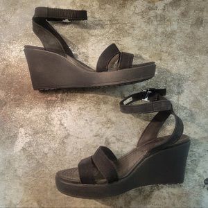 Size 8 womens Crocs Leigh wedges.